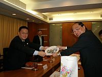 上海世博局胡勁軍副局長（左）與中大副校長黃乃正教授（右）會晤